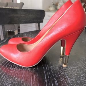 Gold tipped Heels 👠